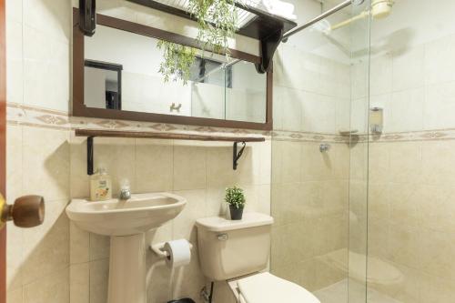 波帕扬Edificio Familia Gómez 1的浴室配有卫生间、盥洗盆和淋浴。