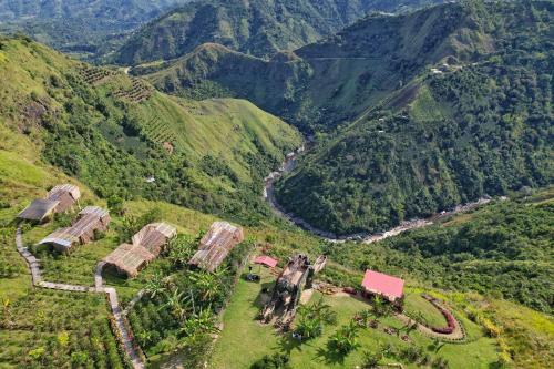 圣奥古斯丁MAYU aventura ancestral的山上村庄的空中景观