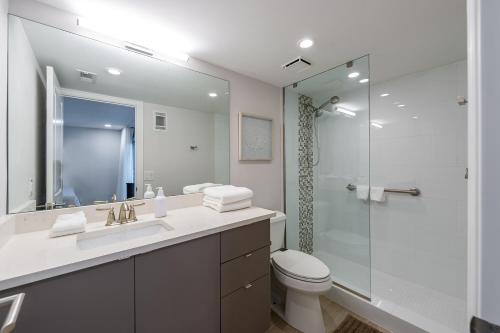 那不勒斯Wiggins Pass Chalet的浴室配有卫生间、盥洗盆和淋浴。