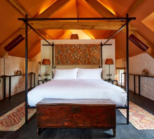 纳伯斯Grove of Narberth的一间卧室配有一张大床和木桌