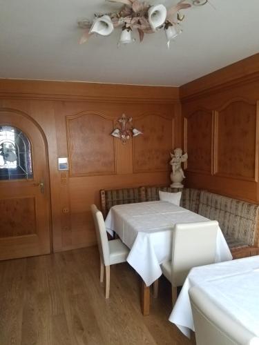瓦尔赫湖噶斯特豪斯发格酒店的一间配备有白色桌椅的用餐室