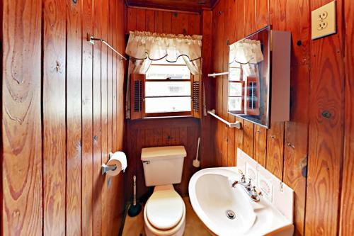 默特尔比奇Vintage Bungalow的一间带卫生间和水槽的浴室