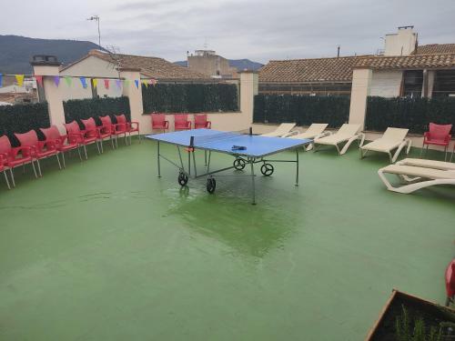 班约莱斯Alberg SPRINT的一个带椅子的水池中的乒乓球桌