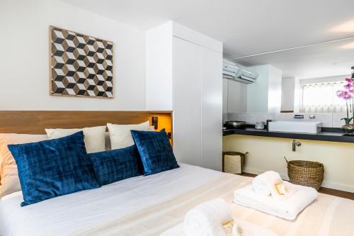 Cardal Luxury by SpotOn Apartments客房内的一张或多张床位
