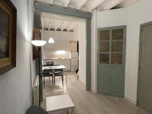 奥洛特Cal Mestre- Olot的客厅设有门和桌椅