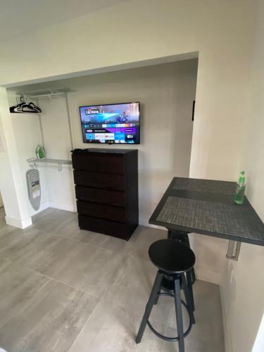 迈阿密LYZ Miami的一间设有桌子的房间和墙上的电视