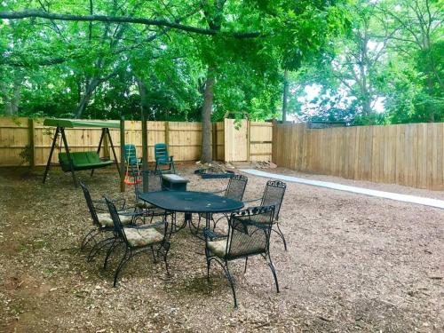 阿森斯Family Friendly Downtown Home - Private Yard & Grill - Location, Location, Location!的相册照片