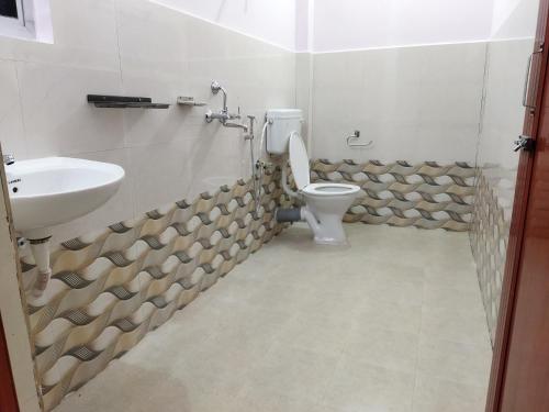 ShādipurThe Leisure Home Stay的一间带卫生间和水槽的浴室