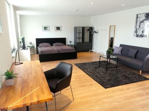 科隆Apartment - Neu, modern, gemütlich, eigener Parkplatz的客厅配有桌子和沙发