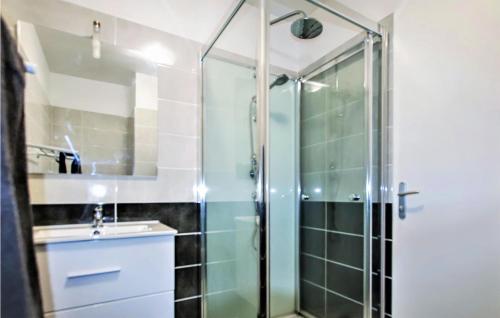 VanoscAwesome Apartment In Vanosc With Kitchenette的一间带玻璃淋浴和水槽的浴室