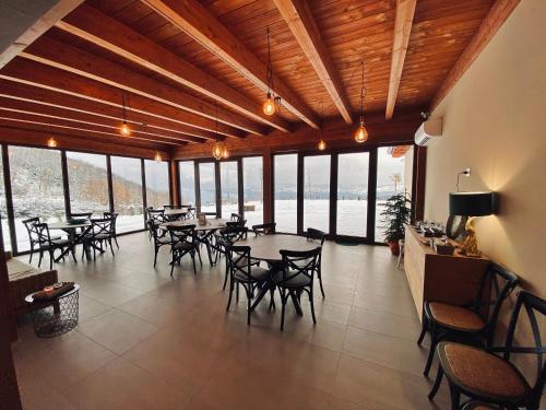 TriventoBaita Pavò的用餐室设有桌椅和窗户。