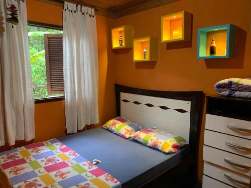 卢米亚Casa em Lumiar - Barulhinho do Rio的一间卧室设有一张床和一个窗口