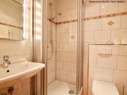 诺德奈Haus Seeblick的带淋浴和盥洗盆的浴室
