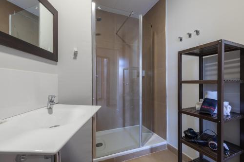 瓦伦西亚Adarve Flats的一间带玻璃淋浴和水槽的浴室