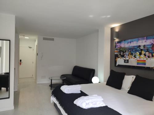 伊维萨镇伊维萨城市空间旅馆的卧室配有白色的床和椅子