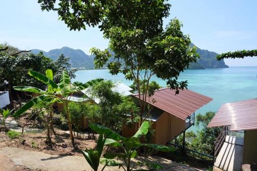 皮皮岛Phi Phi Seaside Bungalow的水景度假屋