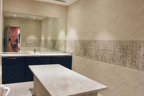 利雅德Hayat Al Riyadh Washam Hotel的一间带水槽和浴缸的浴室