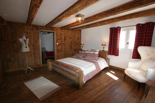 BolsenheimLes Authentics - Le Domaine d'Autrefois & Spa的一间卧室配有一张床和一把椅子