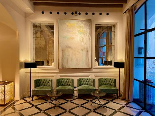 马略卡岛帕尔马Hotel Basilica的一间设有椅子和墙上一幅画的等候室