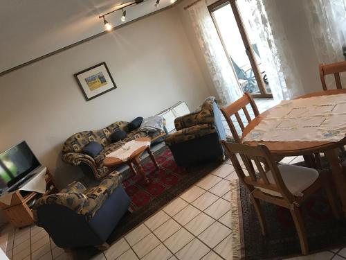 RanschbachFerienwohnung Meyer的客厅配有沙发和桌子
