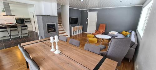 艾于兰Cheerful 4-bedroom home with fireplace, 1,5km from Flåm center的一间带餐桌的客厅和一间厨房