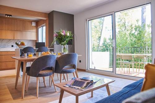 安格雷Magnifique Appartement Design Parking Chiberta的厨房以及带桌椅的起居室。