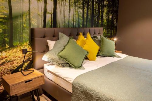 莱斯河畔的汉恩Gite Au Coeur de Han的一间卧室配有带色彩缤纷枕头的床