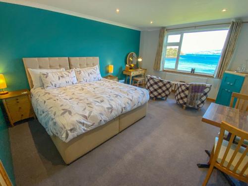 波特里An-Airidh Bed & Breakfast Portree的一间卧室设有一张床和蓝色的墙壁