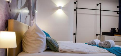 慕尼黑HOMELY STAY Studio 2的一间卧室配有带枕头和台灯的床