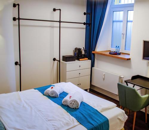 慕尼黑HOMELY STAY Studio 2的一间卧室配有带毛巾的床