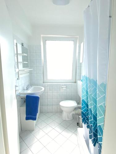 杜伊斯堡Blaue Insel neben Hbf-Duisburg的一间带卫生间、水槽和窗户的浴室
