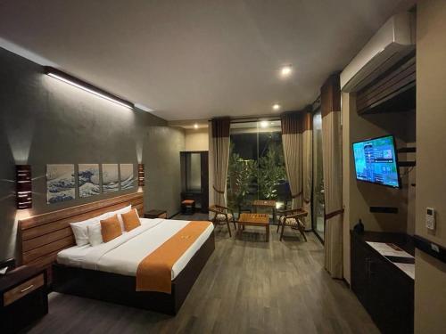 马拉维拉SOLUNA BEACH RESORT的酒店客房,配有床和电视