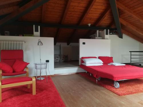 贝拉诺MAGICAL HOUSE ON THE LAKE OF COMO的一间卧室配有红色的床和红色地毯