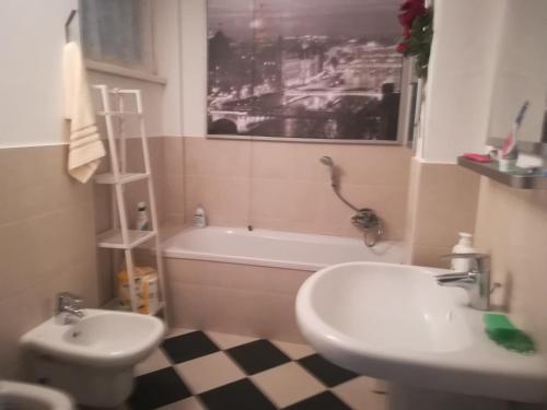 贝拉诺MAGICAL HOUSE ON THE LAKE OF COMO的浴室配有盥洗盆、卫生间和浴缸。