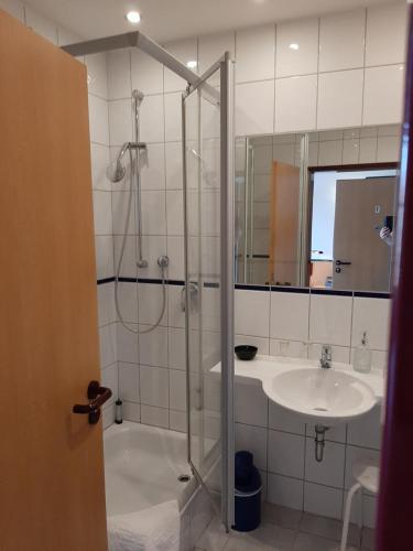卡塞尔Hotel & Restaurant Eichholz的带淋浴和盥洗盆的浴室