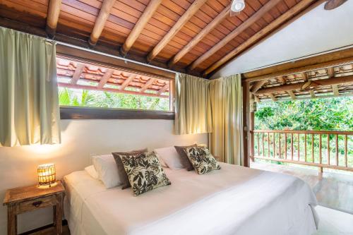 巴拉格兰德Solar Pitanga - Taipu de Fora的卧室配有白色的床和2扇窗户。