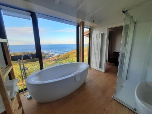 圣维森特-德拉巴尔克拉角线酒店的设有带大型窗户的浴室内的白色大浴缸