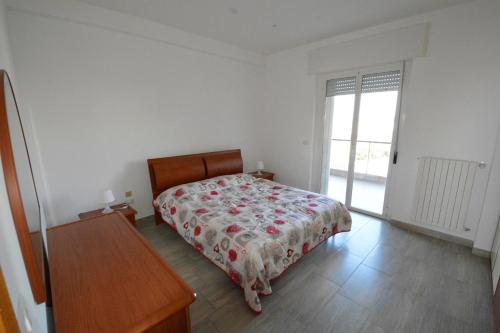 巴里Appartamento Vistamare 20的一间卧室配有一张带花卉床罩的床