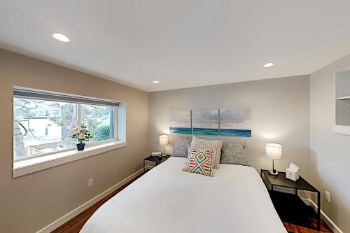 西雅图Queen Anne Escape的一间卧室设有一张大床和一个窗户。