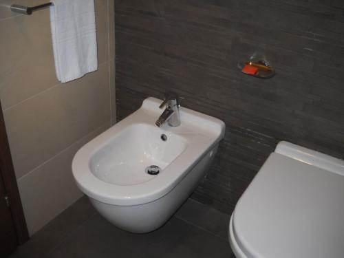 菲乌米奇诺台伯酒店的浴室配有白色水槽和卫生间。