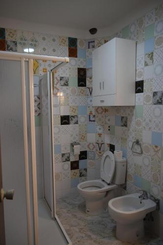 布埃乌As Carreiras的一间带卫生间和水槽的浴室