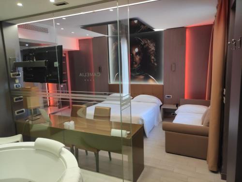 卡梅里卡梅利亚汽车旅馆的酒店客房设有一张床铺和一张玻璃桌