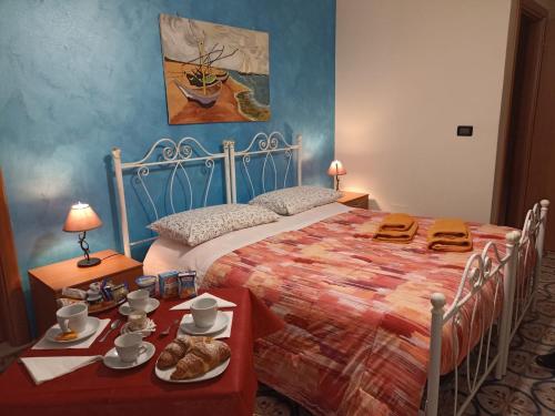 Palo del ColleB&B Il Principe的一间卧室配有一张床和一张桌子,上面有食物