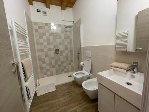 维罗纳DIVINA SAN ZENO的白色的浴室设有卫生间和水槽。