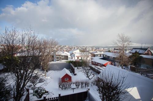 托尔斯港Tórshavn - Central - City & Ocean Views - 3BR的一座雪覆盖的城市,有房屋和建筑