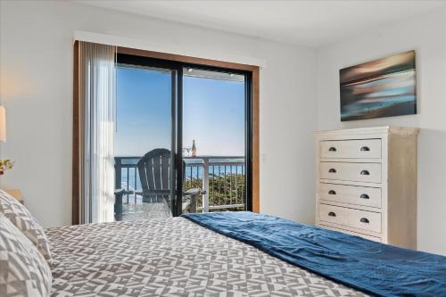 迪伦比奇Whale Watch FANTASTIC VIEWS Game Room Dog Friendly的一间卧室设有一张床和一个美景窗户。