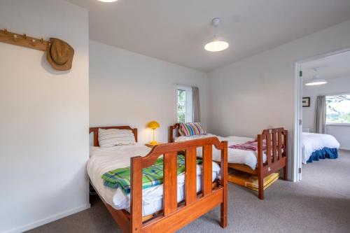 汉默温泉15 Bristol Street的一间卧室设有两张双层床和一扇窗户。