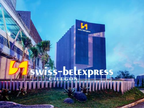 芝勒贡Swiss-Belexpress Cilegon的上面有瑞士蜂窝空间的建筑物