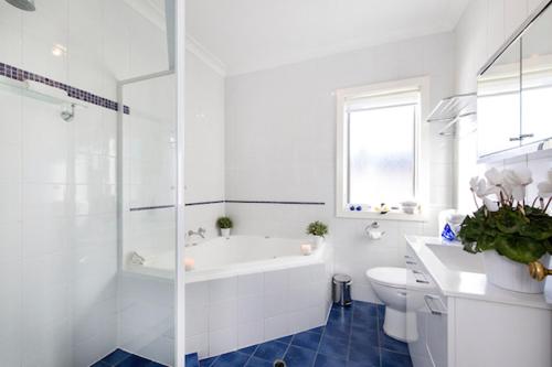 阿德莱德Charm on Carrington的白色的浴室设有浴缸、卫生间和水槽。