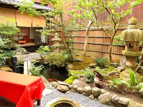 京都祇园紘酒店的一个带池塘和鸟舍的花园